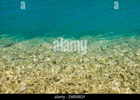 Jeu fascinant de couleurs et de formes de l'eau claire du lac Walen au bord de la rive, St. Gallen, Suisse, Europe Banque D'Images