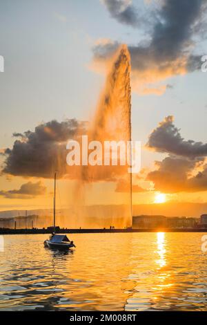 Le Jet deau, rétroéclairé au coucher du soleil, point de repère dans le bassin du port de Genève, canton de Genève, Suisse, Europe Banque D'Images