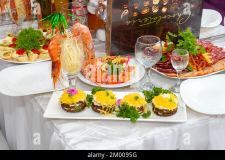 Des en-cas froids et des spécialités sont préparés sur la table des fêtes. Table de mariage de fête servie. Banque D'Images