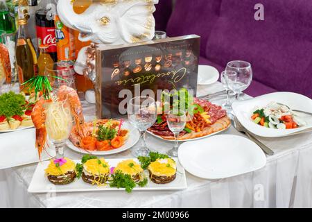 Table de mariage de fête servie. Des en-cas froids et des spécialités sont préparés sur la table des fêtes Banque D'Images