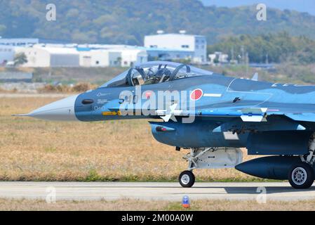 Préfecture de Fukuoka, Japon - 14 avril 2014 : chasseur multirôle F-2A de la Force aérienne japonaise d'autodéfense. Banque D'Images