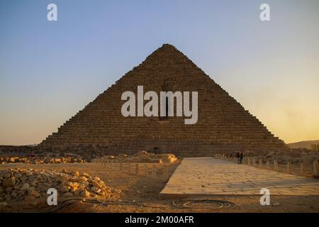 Giza, le Grand Caire, Égypte. 1st décembre 2022. Giza, Égypte. 01 décembre 2022. Les principales pyramides du plateau de Gizeh dans le Grand Caire, Égypte. Les tombeaux monumentaux font partie d'un complexe plus vaste qui comprenait un palais, et des temples, et qui a été construit entre 2600 et 2500 av. J.-C. pendant l'ancien Royaume d'Égypte. La Grande Pyramide, la plus grande des Pyramides de Gizeh, est considérée comme l'une des sept merveilles anciennes du monde (Credit image: © Ahmad Hasaballah/IMAGESLIVE via ZUMA Press Wire) Banque D'Images