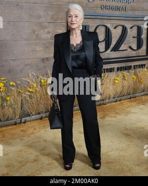 Los Angeles, États-Unis. 02nd décembre 2022. Helen Mirren arrive à la première de Paramount en 1923 qui s'est tenue à la légion américaine d'Hollywood à Hollywood, CA, vendredi, ?2 décembre 2022. (Photo par Sthanlee B. Mirador/Sipa USA) crédit: SIPA USA/Alay Live News Banque D'Images