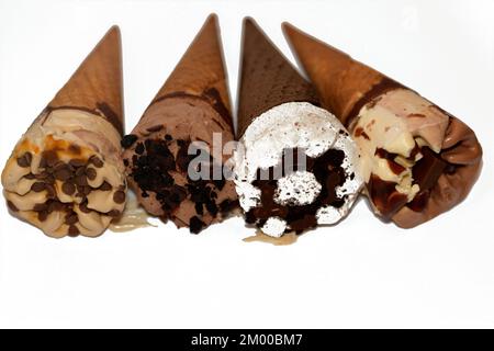 Collection de différents types de cônes de crème glacée de chocolat au cacao et de vanille avec garniture de morceaux de copeaux de chocolat dans des cônes de cachets croustillants, chocolat Banque D'Images