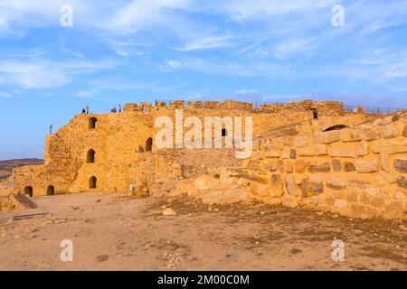 Al Karak, Jordanie - 4 novembre 2022 : Château médiéval des croisés au centre de la ville et touristes à Kerak Banque D'Images