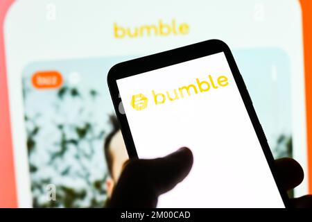 Sur cette photo, un logo Bumble apparaît sur un smartphone.(Photo de Mateusz Slodkowski / SOPA Images / Sipa USA) Banque D'Images