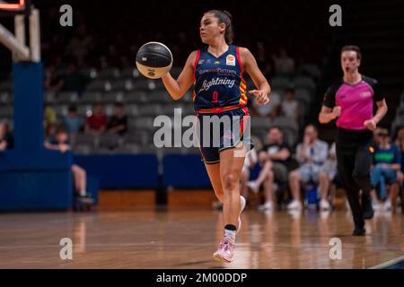 Adélaïde, Australie. 03rd décembre 2022. Adélaïde, Australie méridionale, 3 décembre 2022 : Abby Cubillo (9 Adelaide Lightning) dribbles le ballon pendant le match Cygnet WNBL entre Adelaide Lightning et Southside Flyers à l'aréna Adelaide 36ers à Adélaïde, en Australie. (NOE Llamas/SPP) crédit: SPP Sport Press photo. /Alamy Live News Banque D'Images