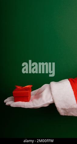 Le Père Noël apporte un cadeau sur le vert avec un espace pour la copie Banque D'Images
