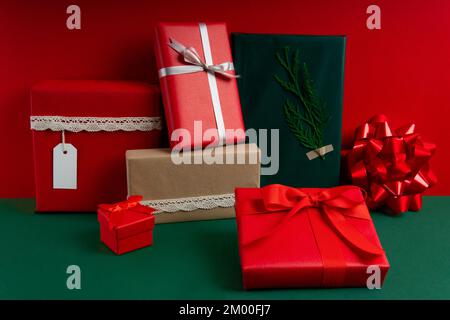 Cadeaux emballés en rouge et vert pour trois WISE Men événement Banque D'Images