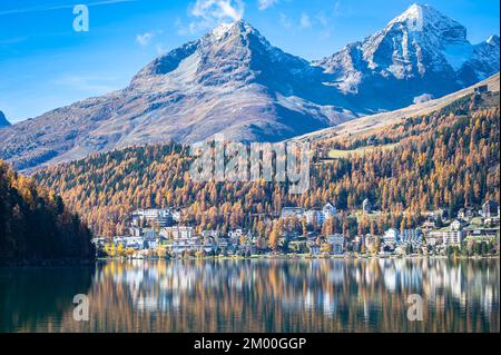 Vue idyllique sur le lac Saint Moritz (Lej da San Murezzan) en octobre, par une journée calme et ensoleillée Banque D'Images