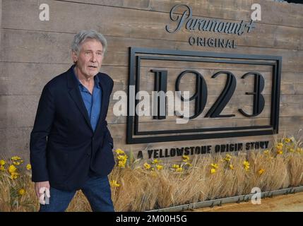 Los Angeles, États-Unis. 02nd décembre 2022. Harrison Ford arrive à la première de Paramount en 1923 tenue à la légion américaine d'Hollywood à Hollywood, CA le vendredi, ?2 décembre 2022. (Photo par Sthanlee B. Mirador/Sipa USA) crédit: SIPA USA/Alay Live News Banque D'Images