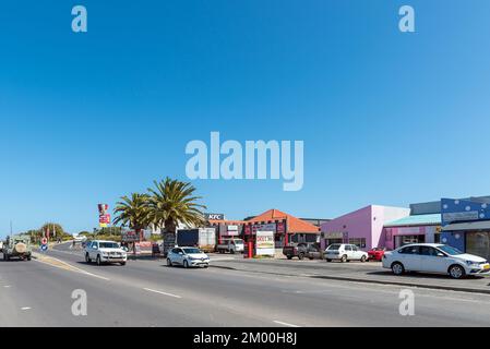 Gansbaai, Afrique du Sud - 20 septembre 2022 : une scène de rue, avec des entreprises et des véhicules, à Gansbaai, dans la province du Cap occidental Banque D'Images