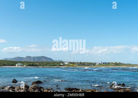 Gansbaai, Afrique du Sud - 20 septembre 2022 : des bâtiments sont visibles dans la baie Kruismans, près de Gansbaai, dans la province du Cap occidental Banque D'Images