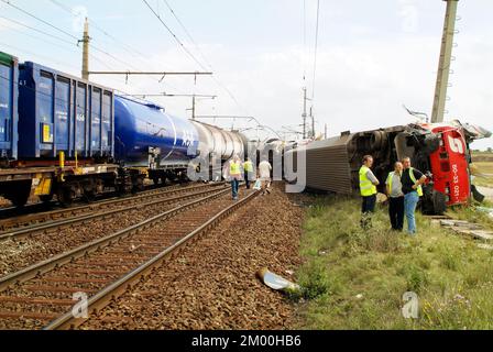 Gramatneusiedl, Autriche - 27 juillet 2005: Personnes non identifiées pour l'expertise en dommages après un accident de train avec des wagons épaves Banque D'Images