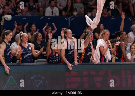 Adélaïde, Australie. 03rd décembre 2022. Adélaïde, Australie méridionale, 3 décembre 2022 : le banc d'éclairage d'Adélaïde célèbre un trois pointeur lors du match de la WNBL Cygnet entre Adelaide Lightning et Southside Flyers à l'aréna Adelaide 36ers à Adélaïde, en Australie. (NOE Llamas/SPP) crédit: SPP Sport Press photo. /Alamy Live News Banque D'Images