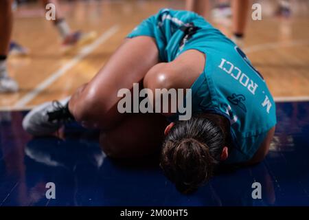 Adélaïde, Australie. 03rd décembre 2022. Adélaïde, Australie méridionale, 3 décembre 2022 : Maddi Rocci (9 Flyers du sud) est blessé lors du match de Cygnet WNBL entre Adelaide Lightning et Southside Flyers à l'aréna Adelaide 36ers à Adélaïde, en Australie. (NOE Llamas/SPP) crédit: SPP Sport Press photo. /Alamy Live News Banque D'Images