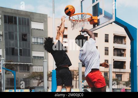 Jeunes Afro-américains jouant au basket-ball extérieur - concept de style de vie de sport urbain Banque D'Images