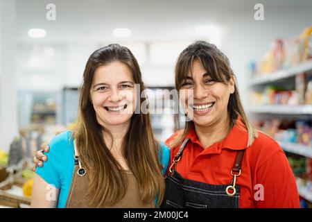 Des femmes heureuses travaillant dans un supermarché Banque D'Images