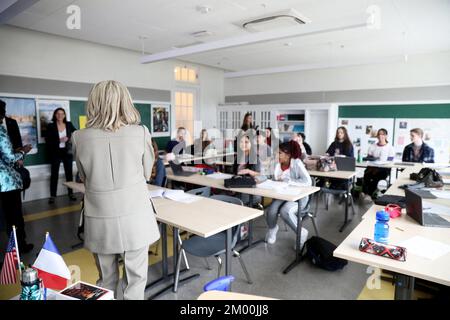 La Nouvelle-Orléans, États-Unis. 03rd décembre 2022. La première Dame Brigitte Macron une visite le Lycée Français de la Nouvelle-Orléans, à l'occasion de son voyage officiel aux Etats-Unis. Elle a fait l'objet d'un changement de note avec les élèves sur la lutte contre le matériel scolaire et les cyberviolations. Le 2 décembre 2022. La première dame française Brigitte Macron a visité le Lycée Français de la Nouvelle-Orléans à l'occasion de sa visite officielle aux États-Unis. Elle a parlé avec des élèves de la lutte contre le harcèlement scolaire et la cyberviolence. À la Nouvelle-Orléans, LA, États-Unis, sur 2 décembre 2022. Photo de Dominique Jacovide Banque D'Images