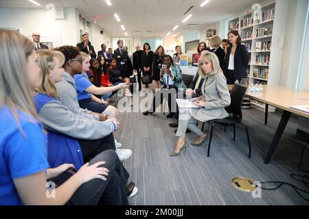 La Nouvelle-Orléans, États-Unis. 03rd décembre 2022. La première Dame Brigitte Macron une visite le Lycée Français de la Nouvelle-Orléans, à l'occasion de son voyage officiel aux Etats-Unis. Elle a fait l'objet d'un changement de note avec les élèves sur la lutte contre le matériel scolaire et les cyberviolations. Le 2 décembre 2022. La première dame française Brigitte Macron a visité le Lycée Français de la Nouvelle-Orléans à l'occasion de sa visite officielle aux États-Unis. Elle a parlé avec des élèves de la lutte contre le harcèlement scolaire et la cyberviolence. À la Nouvelle-Orléans, LA, États-Unis, sur 2 décembre 2022. Photo de Dominique Jacovide Banque D'Images