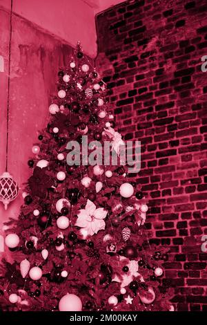 Composition de Noël. Beaucoup de décorations argentées pour arbres de Noël, vue de dessus. Couleur Viva Magenta. Démonstration des couleurs de 2023. Banque D'Images