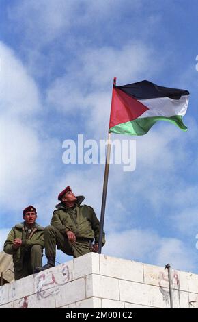 Soldats palestiniens regardant le drapeau de la Palestine Banque D'Images