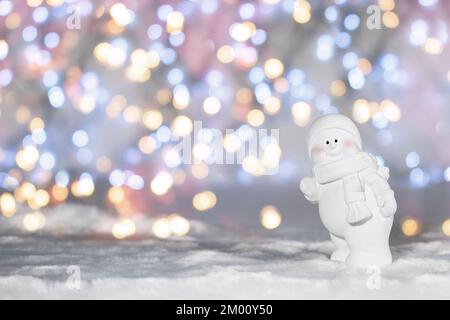 Bonhomme de neige heureux debout dans le paysage de noël d'hiver. Carte de vœux de joyeux noël et de bonne année. Bonhomme de neige drôle en chapeau sur fond de neige. Banque D'Images