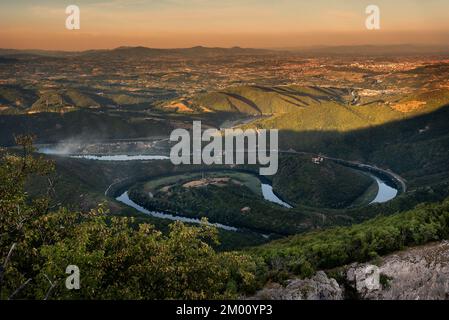 Méandres de la Morava occidentale Gorge Ovcar-Kablar et méandres de la Morava occidentale en Serbie, vue depuis le sommet de la montagne de Kablar Banque D'Images