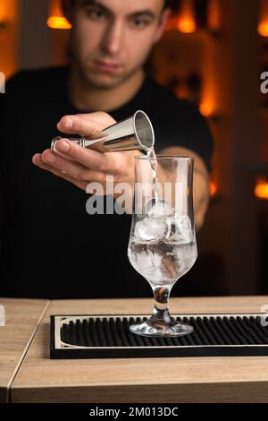 Processus de préparation d'un barman cocktail au bar. Copier l'espace Banque D'Images