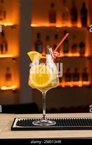 Apéritif spritz cocktail, servant un cocktail de liqueur d'orange dans un verre de vin sur un comptoir de bar. Copier l'espace Banque D'Images