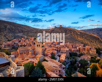 Vue sur Albarracin au coucher du soleil avec ses murs et sa cathédrale en premier plan. Banque D'Images