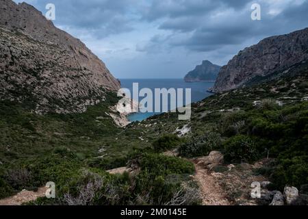 Randonnée dans le paysage de Majorque pour découvrir des paysages à couper le souffle comme cette petite crique Banque D'Images