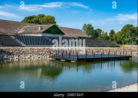 Salle de concert sous le ciel ouvert. La scène flottante sur l'étang. Estonie. Banque D'Images