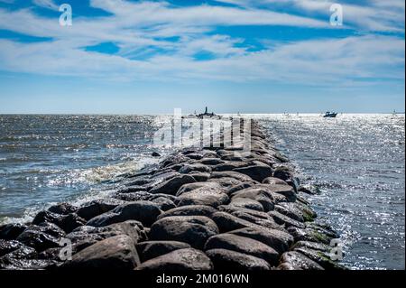 Barrage dans la mer. Jetée en pierre à Parnu, Estonie. Banque D'Images