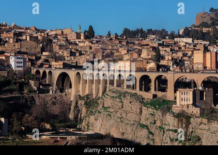 Vue aérienne du Viaduc de Sidi Rached, qui traverse les gorges de Rhummel et se connecte au centre-ville de Constantine, en Algérie Banque D'Images