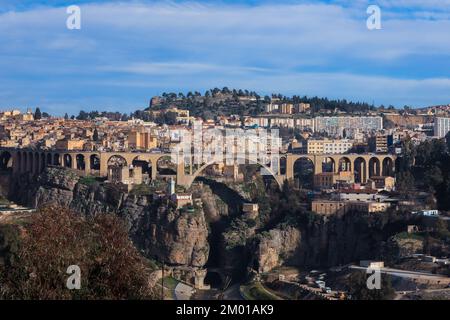 Vue aérienne du Viaduc de Sidi Rached, qui traverse les gorges de Rhummel et se connecte au centre-ville de Constantine, en Algérie Banque D'Images