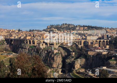 Vue aérienne du Viaduc de Sidi Rached, qui traverse les gorges de Rhummel et se connecte au centre-ville de Constantine, en Algérie Banque D'Images