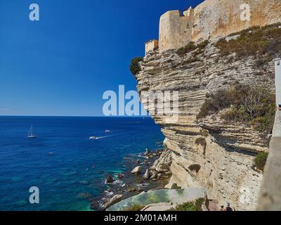 La ville de Bonifacio est située sur une falaise blanche, entourée par les eaux turquoise de la mer méditerranée sur l'île de Corse, en France Banque D'Images