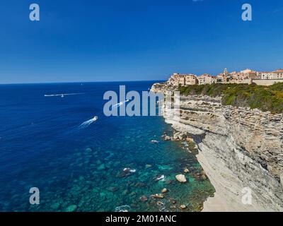 La ville de Bonifacio est située sur une falaise blanche, entourée par les eaux turquoise de la mer méditerranée sur l'île de Corse, en France Banque D'Images