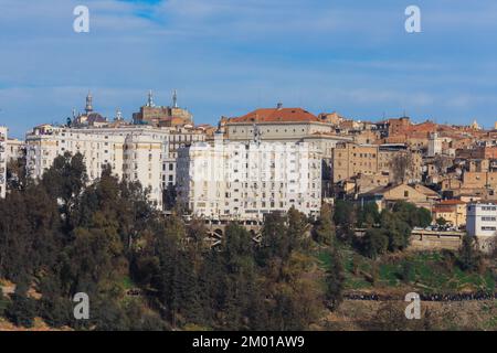 Vue aérienne du Viaduc de Sidi Rached, qui traverse les gorges de Rhummel et se connecte au centre-ville de Constantine, en Algérie Banque D'Images