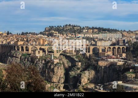 Vue aérienne du Viaduc de Sidi Rached, qui traverse les gorges de Rhummel et se connecte au centre-ville de Constantine, en Algérie Banque D'Images