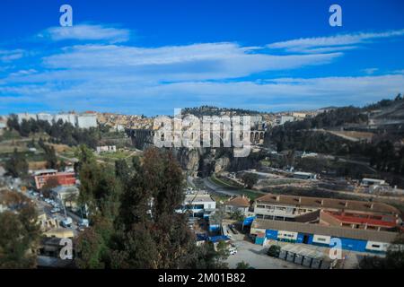 Vue aérienne du Viaduc de Sidi Rached, qui traverse les gorges de Rhummel et se connecte au centre-ville de Constantine, en Algérie Banque D'Images