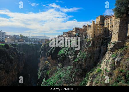 Vue aérienne du Viaduc de Sidi Rached, qui traverse les gorges de Rhummel et se connecte au centre-ville de Constantine, en Algérie Banque D'Images