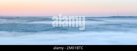 Les villes et villages de Lower Wharfedale sont cachés sous une couverture de brouillard lors d'une inversion de température d'automne. Denton Moor s'élève au-dessus de la brume. Banque D'Images