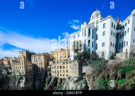 Vue aérienne du Viaduc de Sidi Rached, qui traverse les gorges de Rhummel et se connecte au centre-ville de Constantine, en Algérie Banque D'Images