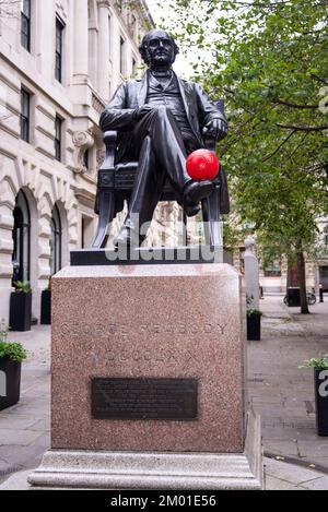 Royal Exchange, ville de Londres, Royaume-Uni. 3rd décembre 2022. Un football rouge a été ajouté à la statue par W. Story de George Peabody devant le Royal Exchange dans la City de Londres qui a été dévoilé (sans football!) En juillet 1869, peu avant la mort de Peabody. George Peabody (18 février 1795 – 4 novembre 1869) était un financier et philanthrope américain. Vu lors de la coupe du monde de la FIFA 2022 qui a lieu au Qatar Banque D'Images