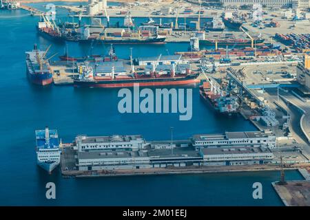 Vue panoramique sur le port d'Oran sur la côte de la mer Méditerranée, Algérie Banque D'Images