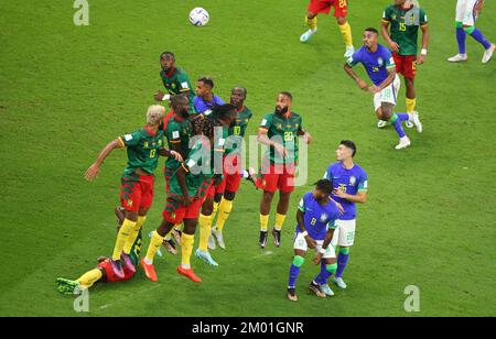 Ville de LUSAIL, QATAR - DÉCEMBRE 02 : coupe du monde de la FIFA, Qatar 2022 match du Groupe G entre le Cameroun et le Brésil au stade Lusail sur 02 décembre 2022 à Lusail, Qatar. Coupe du monde de football de la FIFA 2022 Kamerun Brasilien Mauer mit Eric Maxim Choupo Moting of Cameroon © diebilderwelt / Alay stock Banque D'Images