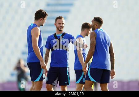 James Maddison (centre) d’Angleterre pendant une session d’entraînement au complexe sportif Al Wakrah à Al Wakrah, au Qatar. Date de la photo: Samedi 3 décembre 2022. Banque D'Images