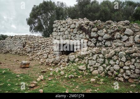 Mur extérieur de protection en pierre sèche, village préhistorique à Torrellafuda, Ciutadella sur Minorque, Iles Baléares, Espagne Banque D'Images